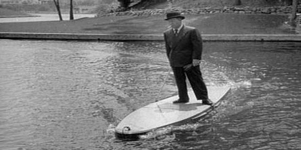 Teknolojinin ilerlemesiyle insan hayatna kolaylk getiren icatlar bir bir artyor. Bu galeride greceiniz baz icatlar gerekten mantkl fakat bazlar ise komik olmann tesine geememiler.   1. Motorlu srf tahtas