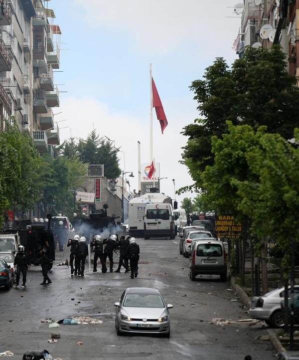 1 Mays Emek ve Dayanma Gn'nde Okmeydan'nda toplanarak Taksim'e yrmek isteyen gruplara gvenlik gleri mdahale etti. Gruplar yollara barikat kurarak gvenlik gleri ile atmaya devam etti.