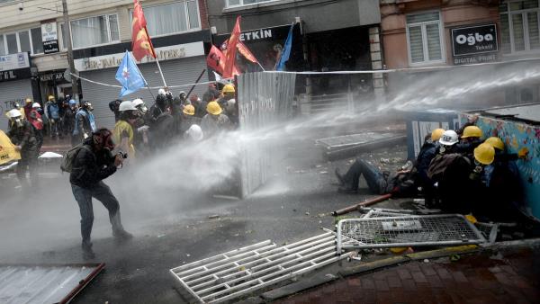 1 Mays Emek ve Dayanma Gn'nde Osmanbey'de toplanan gruplar gvenlik glerine ait barikatlar ykarak sapan ve ta ile saldrdlar.