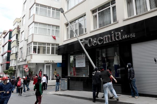 1 Mays Emek ve Dayanma Gn'nde Osmanbey'de toplanan gruplar gvenlik glerine ait barikatlar ykarak sapan ve ta ile saldrdlar. Baz gstericiler sokak lambalarn ykt.