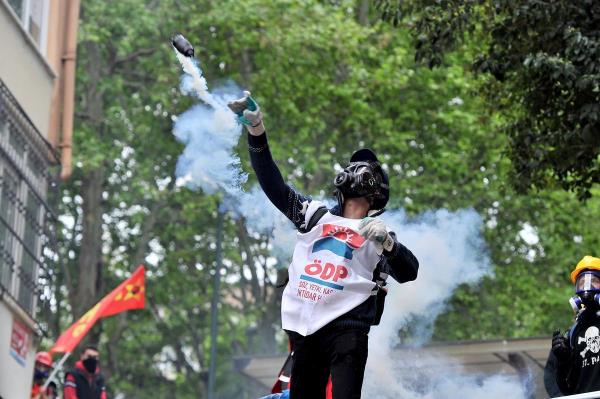 1 Mays Emek ve Dayanma Gn nedeniyle Beikta'tan, Taksim'e yrmek isteyen gruplara polis mdahalesi devam ediyor.