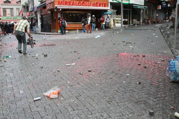 Beikta'ta Barbaros Bulvar zerinde toplanan bir gruba polis mdahalede bulundu. Gstericiler tarafndan atlan talar nedeniyle, evredeki i yerlerinde maddi hasar olutu.