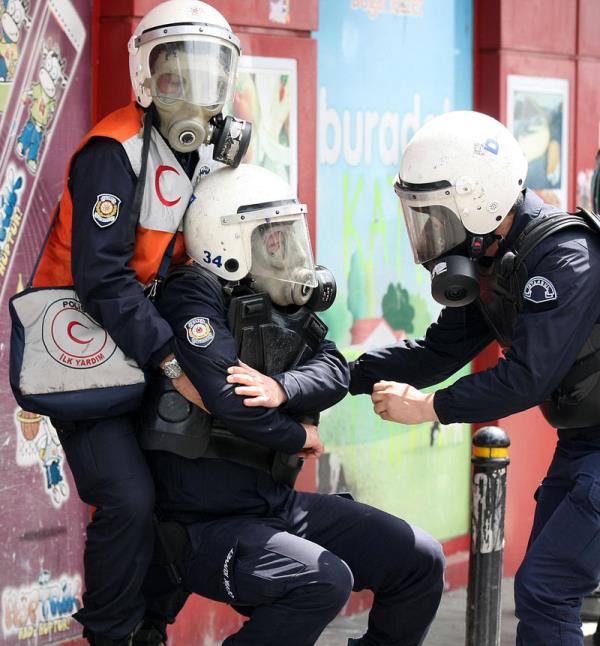 1 Mays Emek ve Dayanma Gn'nde Okmeydan'nda toplanarak Taksim'e yrmek isteyen gruplara gvenlik gleri mdahale etti. Gruplar yollara barikat kurarak gvenlik gleri ile atmaya devam etti.