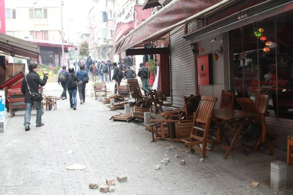 Beikta'ta Barbaros Bulvar zerinde toplanan bir gruba polis mdahalede bulundu. Gstericiler tarafndan atlan talar nedeniyle, evredeki i yerlerinde maddi hasar olutu.
