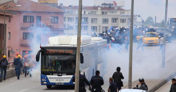 Ankara'da 1 Mays Emek ve Dayanma Gn nedeniyle Kzlay meydanna yrmek isteyen gruba polis mdahale etti.