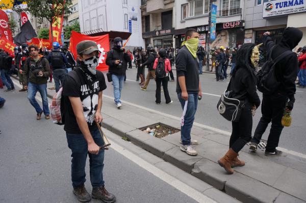 ili Halaskargazi Caddesi'nden Taksim'e yrmek isteyen ounluu DSK yesi gruba, polislerce mdahalede bulunuldu. Sapan kullanan eylemciler dikkat ekti.