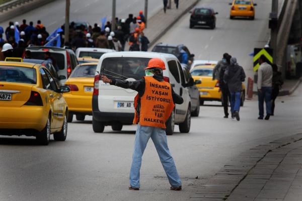 Ankara'da 1 Mays Emek ve Dayanma Gn nedeniyle Kzlay meydanna yrmek isteyen gruba polis mdahale etti.