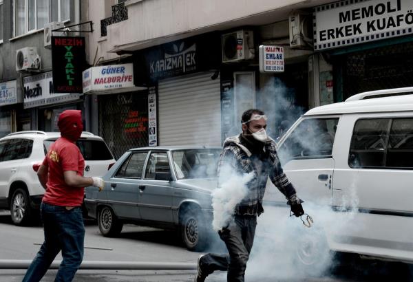1 Mays Emek ve Dayanma Gn'nde Osmanbey'de toplanan gruplar gvenlik glerine ait barikatlar ykarak sapan ve ta ile saldrdlar. Baz gstericiler sokak lambalarn ykt.