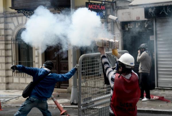 1 Mays Emek ve Dayanma Gn'nde Osmanbey'de toplanan gruplar gvenlik glerine ait barikatlar ykarak sapan ve ta ile saldrdlar.