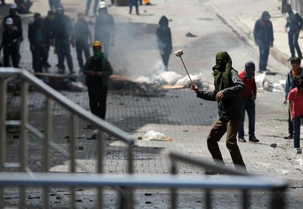 1 Mays Emek ve Dayanma Gn'nde Okmeydan'nda toplanarak Taksim'e yrmek isteyen gruplara gvenlik gleri mdahale etti. Gruplar yollara barikat kurarak gvenlik gleri ile atmaya devam etti.