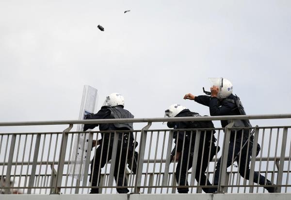 1 Mays Emek ve Dayanma Gn'nde Okmeydan'nda toplanarak Taksim'e yrmek isteyen gruplara gvenlik gleri mdahale etti. Gruplar yollara barikat kurarak gvenlik gleri ile atmaya devam etti.