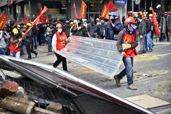 1 Mays Emek ve Dayanma Gn'nde Beikta Meydan'nda toplanarak Taksim'e yrmek isteyen gruplara gvenlik gleri mhahale etti.