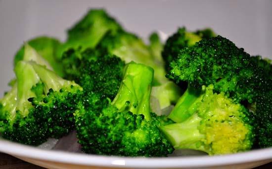 ndole, gs kanserine neden olan strojen bozukluklarn engelliyor. Ayrca brokolinin dier bir zellii de spinabifida hastaln (doutan belkemiinde son omurun kapanmam olmas) nlemesi.