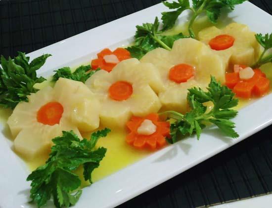 <b>KEREVZ:</b> Kerevizde B vitamini, demir ve kire vardr. Kereviz unutkanl ve sinir yorgunluunu giderir, idrar sker, bbrek ta ve kumlarnn drlmesine yardm eder, kan ve st yapar, karacieri temizler. eker, yksek tansiyon ve romatizmada da faydaldr.