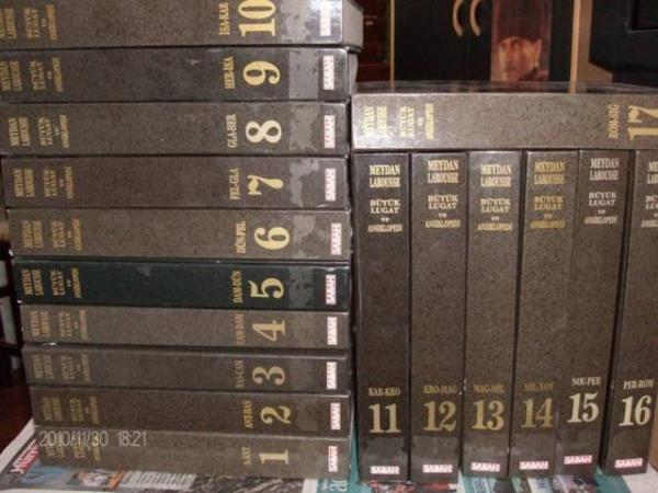 <p><b>Hi Kullanlmayan Meydan Larousse Seti </b></p>  Bunun Byk Larousse, Temel Britannica gibi eitleri de mevcuttur. Eskiden kuponla alnan bu ansiklopedi setleri, hi almaz, kullanlmaz, fakat bir bilgi aymasna evimizin en grnr yerine konur.