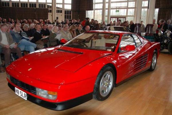 Ferrari Testarossa talyanca krmz kafa anlamna gelen Testarossa`da motor st bloklar krmz renkteydi. Yaklak 390 beygir gcndeki boksr V12 motor 4.9 litra hacmindeydi.