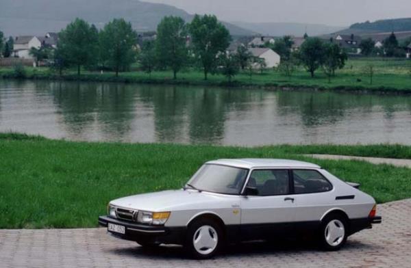 Saab 900 Turbo 16S 1984 model otomobil 175 beygirlik motor gc ile 210 km/s hza ulaabiliyordu.