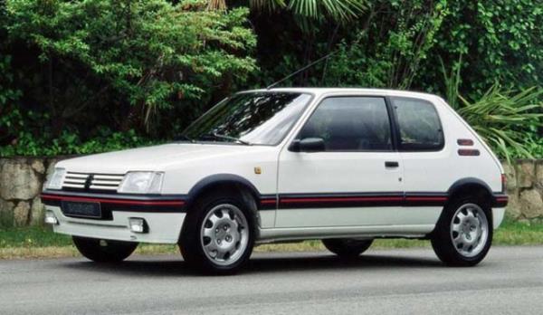 nden eki otomobil, tecrbeli ellerde neredeyse arkadan iti bir otomobil kadar elenceli olabiliyordu.