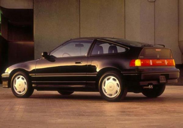 Honda CRX 1983-1991 yllar arasnda retilen CRX`in son yllarda kan versiyonu 150 beygirdi. O yllarda bu g nemli bir deerdi.