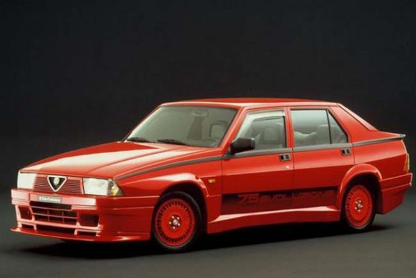 Alfa Romeo 75 1.8i Turbo Evoluzione 1985 ylnda irketin 75. yln kutlayan 75 modelinin spor versiyonu.