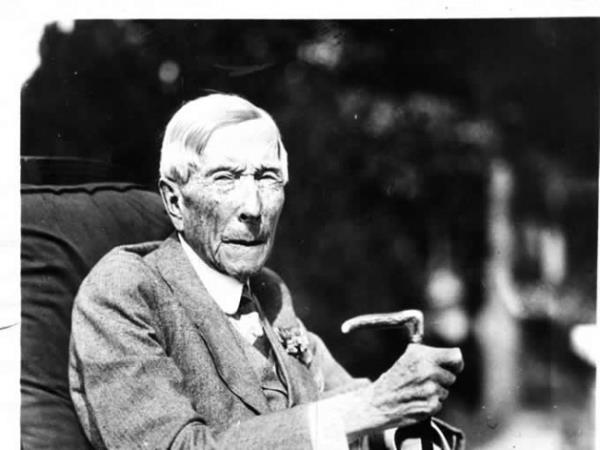 JOHN D. ROCKEFELLER  Tarihin ilk dolar milyarderi olan Rockefeller irketler Grubu Kurucusu John D. Rockefeller, lise renimini tamamlayamam i adamlarndan. Rockefeller, mtevaz bir ky kilisesinde ayin eyas muhafzyken, bir ticar iletmeye muhasebeci olarak girdi. Daha sonra simsarlk irketine ortak oldu. elik ve madencilik iine girerek bir dnya devi yaratt. 1937'de lmeden nce ise servetinin ounu renimini tamamlayamamasnn verdii burukluk yznden eitim kurumlarna balad.