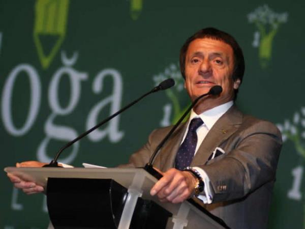 AHMET NAZF ZORLU  1946'da Denizli Babada'da dnyaya gelen Zorlu Holding'in patronu Ahmet Nazif Zorlu, kk yata ticaret hayatna atldndan eitimini tamamlayamad. Askerlik dn ailesinin rettii araflar satarak tekstil sektrne girdi ve nevresim reten "Ta" markasn yaratt. Bylece Vestel gibi bir dnya devini de bnyesinde barndran Zorlu Holding'in temelleri atlm oldu.