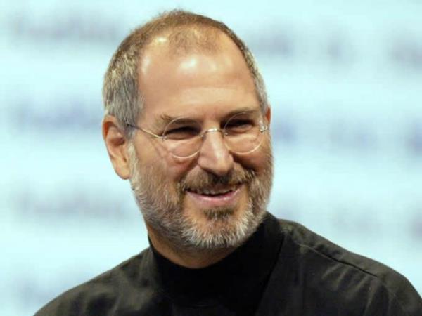 STEVE JOBS  amz'n en nemli dnrlerinden ve tasarmclarndan biri olarak kabul edilen Steve Jobs, iPad, iPod ve Apple bilgisayarlarn dnyaya sunan Apple irketler grubunun kurucu yelerindendi. 1955'te doan Jobs, niversite iin Portland'taki Reed niversitesi'ne bavurdu fakat bir dnem okuduktan sonra o okuldan ayrld. eitli ilerde altktan sonra Steve Wozniak ile Apple irketini kurdu. 2011 ylnda vefat ettiinde sadece Apple irketinin CEO'su deil ayn zamanda dnya tarihine gemi bir dnrd.