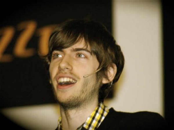 DAVID KARP  nternet sektrnn en gen milyarderlerinden David Karp, mehur blog sitesi Thumblr'n sahibi idi. Getiimiz aylarda sitesinin internet devi Yahoo tarafndan 1.1 milyar dolara satn alnmasyla Carp adn basnda epey bir duyurdu. 26 yandaki gen giriimci ailesinin onay ile 15 yanda brakt ve tm vaktini Yahoo'ya satt sitesini gelitirmek iin harcad ortaya kt.