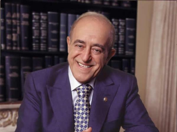 SAKIP SABANCI  Sakp Sabanc 1933 ylnda Kayseri'nin Akyaka kynde dnyaya geldi. ocukluunda yoksul bir hayat sren Sabanc, lise retimini yarda brakt. Memurluk, veznedarlk gibi ilerde alan Sabanc daha sonra Hac mer Sabanc tarafndan kurulan Sabanc Holding'in bana geti.