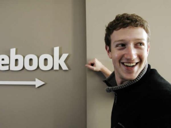 MARK ZUCKERBERG  amzn kitle iletiim arac haline gelen sosyal medya denince akla ilk olarak arkadalk sitesi Facebook geliyor. Facebook'un 1984 doumlu gen kurucusu Mark Zuckerberg, Harward'da renim grrken birka arkada ile beraber sosyal paylam ve arkadalk sitesi Facebook'u kurdu. Okul yurdunda gelitirdii Facebook, ok fazla ilgi grnce tm zamann almaya balad ve okulunu brakmak zorunda kald.