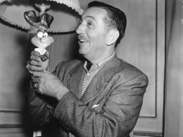 WALT DISNEY  Disney izgi filmlerinin yaratcs ve Disney temal elence parklarnn kurucusu multi milyarder Walt Disney, okuyamayan zenginlere en byk rneklerden. Disney film stdyolarn kurmadan nce orduya katlan ve Kzlha'ta ambulans ofrl yapan Disney, lise diplomasn ancak Disney irketleri'ni kurup ne kavutuktan yllar sonra 58 yanda fahri olarak alabildi.