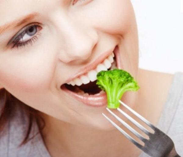 5. Salata ile baladnz yemekte, yudum yudum iki bardak su imeye zen gsterirseniz, midenizde doluluk hissedersiniz ve yemei daha az yersiniz.