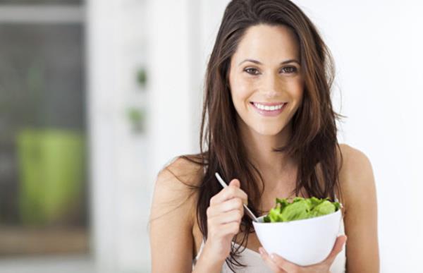 2. Sebzelerin %70-80'ine yakn su olduu iin, salata mideden ok hzl boalr ve hzl ackma yapar. zellikle hipoglisemi yaayanlar iin doyma duyularn kaybedip daha byk miktarda ve daha ok besin tketimine yol aabilir.