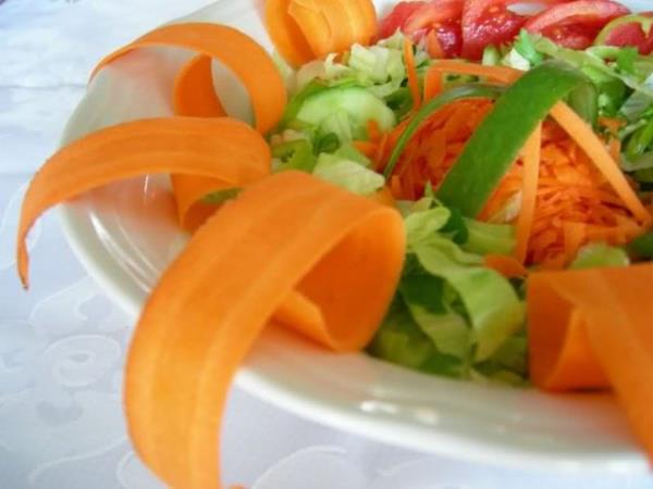 4. ou zaman salata yaplrken iine msr, ceviz gibi kalori deeri yksek yiyecekler eklenebilir. Bu yiyecekler bir de sos ile bulutuunda ortaya kalori asndan tam bir bomba kabilir.