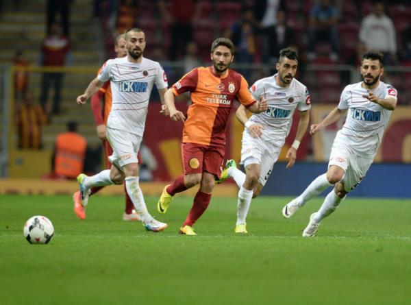 Galatasaray, Genlerbirlii'ni 3-2 yenerek ampiyonlar Ligi'ne katlma yolunda dev bir adm atarken, Sabri Sarolu'nun ters aya olan solla orta yapp Umut'a gol attrmas, sosyal medyay sallad.