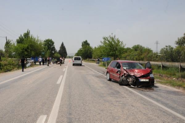 Alnan bilgiye gre, Kadirli ilesinden Adana ynne giden Serhat Halil Karaku (54) ynetimindeki 80 KD 393 plakal otomobil, Aaiyanl ky kavanda, Sinan Glcan'n (31) kulland 01 L 0370 plakal otomobille arpt.