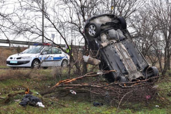 Tarlaya yuvarlanan ara, yola 100 metre uzaklkta bulunan aalara arparak durabildi. Aacn birini kknden sken otomobil, baka bir aata dikey vaziyette takl kald.
