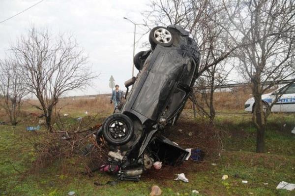 <p><b>Otomobil aata asl kald</b></p>  Edirne'de tarlaya yuvarlanan ve aaca arparak duran arata ar yaralanan Sezgin Bahar, yardm istemek iin yola kmaya alt srada ld.