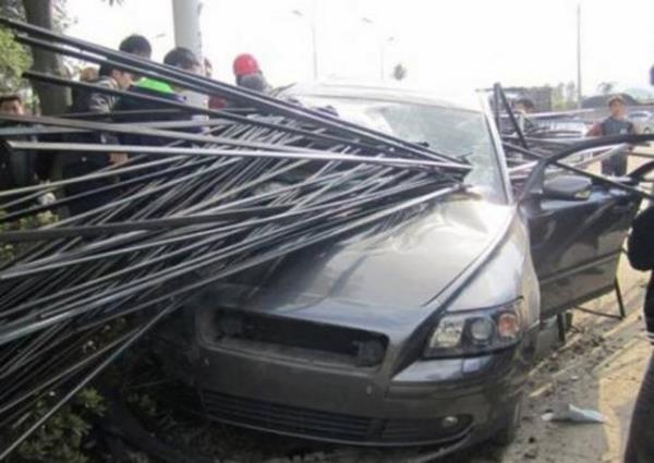 <p><b>N'DE AKILALMAZ KAZA</b></p>  in'in dousundaki Zhejiang eyaletinde meydana gelen trafik kazasnda adeta bir mucize yaand.