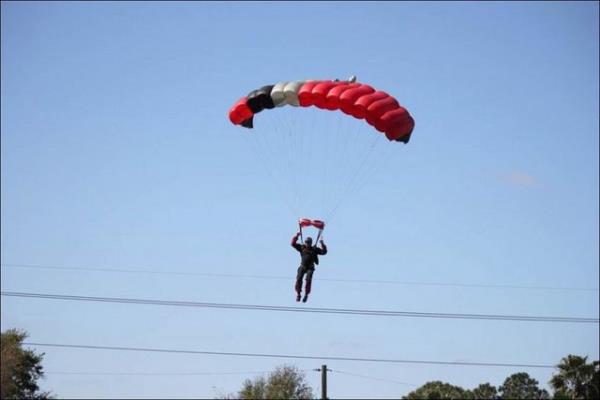 Parat Frost, yere inmesine ok az bir mesafe kald srada paratn iplerinin uan pervanesine taklmas sonras yere dt.