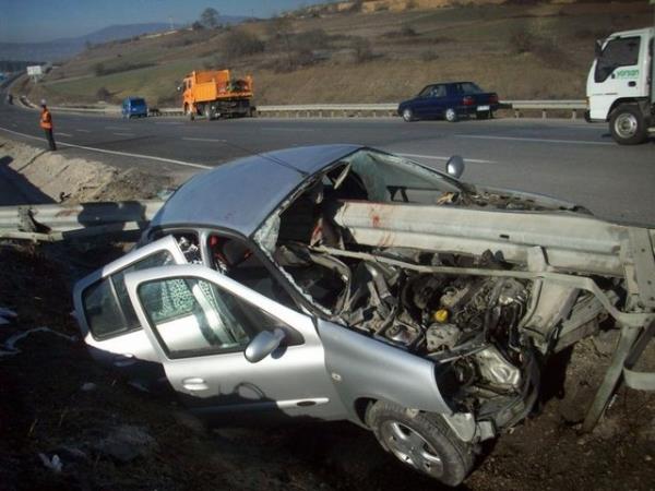 Edinilen bilgiye gre, stanbul'dan Giresun'a gittikleri renilen Yusuf Byk, idaresindeki 34 FP 2673 plakal otomobil, direksiyon hakimiyetinin kaybedilmesi sonucu yoldan karak orta refjde yaklak 80 metre ilerledikten sonra demir bariyere arpt.