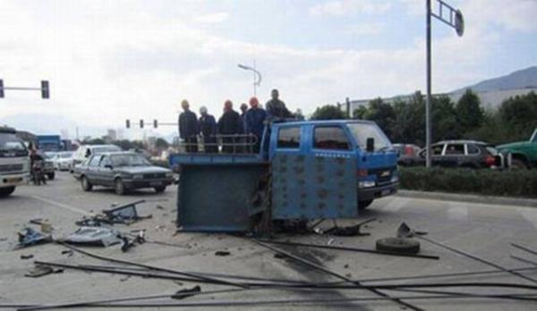 in polisine gre iinde iki kiinin bulunduu ara metal ubuk ykl bir komyonete arkadan arpt.