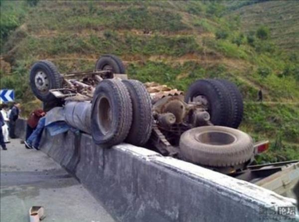 Aracn kontroln kaybeden kamyon ofr 60 metre ykseklikte asl kald. Kamyon yere aklmaktan sadece bir tekerlei sayesinde kurtuldu.