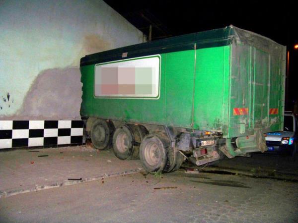 arpmann etkisiyle yoldan kan Bakar'n kulland kamyon, Murat Yiitolu'na ait i yerinin duvarn krp ieri girdi. Arata skan Bakar, itfaiye ekipleri tarafndan kurtarld.