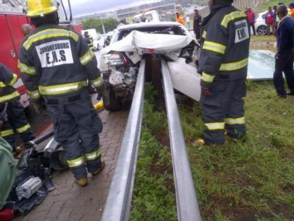 Futbolcu, inanmas g olsa da bu kazadan yara bile almadan kurtuldu.