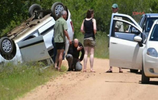 ans eseri tek bir yara almadan kurtulmay baaran ngiliz ift korku ve aknlkla evrelerine baknrken, btn bu anlar saniye saniye ndeki bir arata bulunan baka bir turistin fotoraf makinesiyle lmszleti.