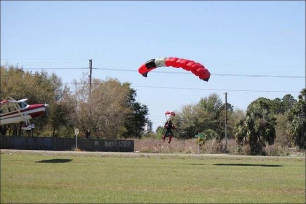 Olay sonras parat Frost ve uan pilotu hastaneye kaldrlrken her 2 kiinin de durumunun iyi olduu ifade edildi.