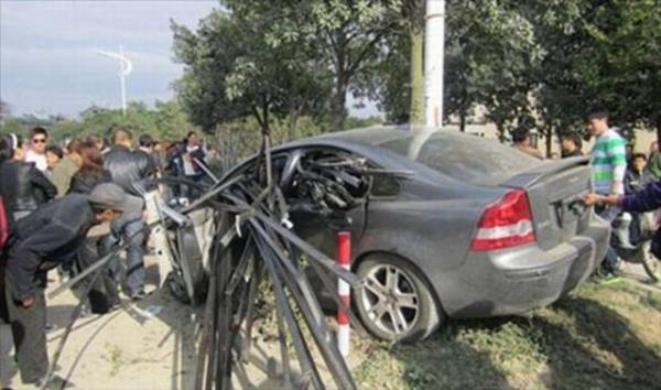 Grenleri hayrete dren kazada src ve yanndaki arkada sa olarak kurtuldu.