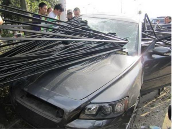 Her ikisinin de arpmann etkisiyle yan tarafa doru savrulduklar anda borularn ieri girdii bylece canlarn kurtardklar ortaya kt.