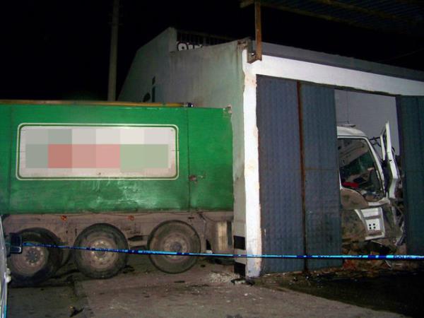 <p><b>Aklalmaz Kazalar</b></p>  Manisa'nn Salihli ilesinde yoldan kan kamyonun bir i yerine girmesi sonucu 1 kii yaraland.